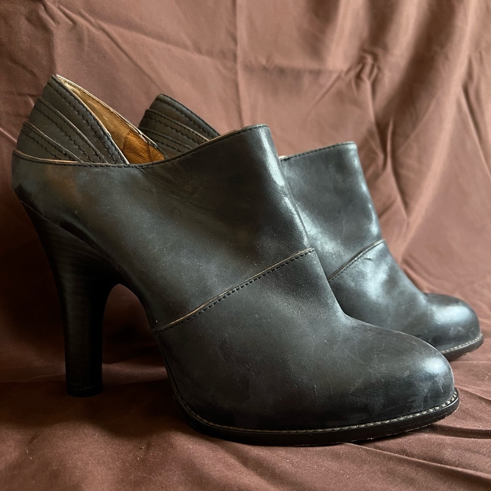 Frye Valerie Piping Booties - Excellent condition